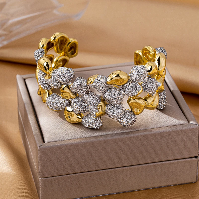 هذا هو تصميم أصلي من قبل عبقري أوروبي وأمريكي. تتميز بتطابقها عصرية ومتعددة الاستخدامات وغير رسمية مطلية بالذهب من النحاس