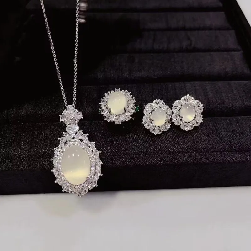 

Серьги с подвеской из белого халцедона