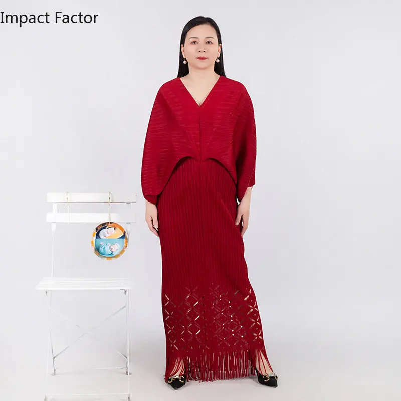 

Miyake Pleated Women's 2024 New Solid Color Embossed Tassel V-neck Bat Sleeve Temperament Loose Long Dress