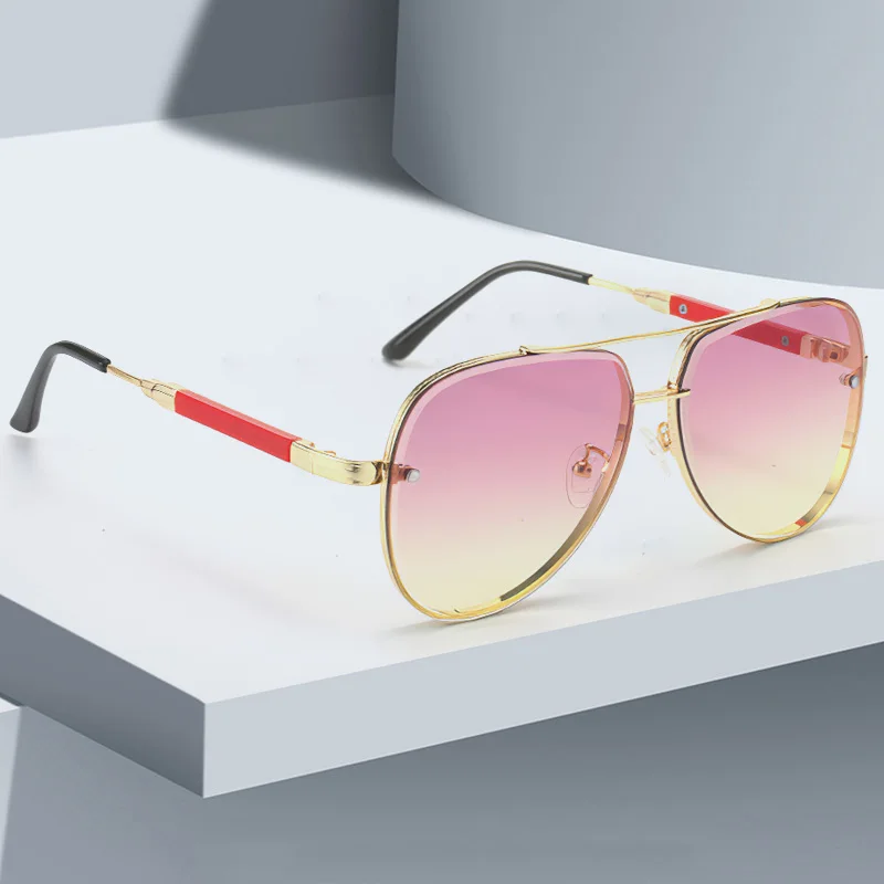 Image of 2025, neu in Sonnenbrillen für Damen, modische Farbverlaufslinsen, goldene Bordüren, rotes Bügelglas, minimalistisches Design, strahlt die Moderne