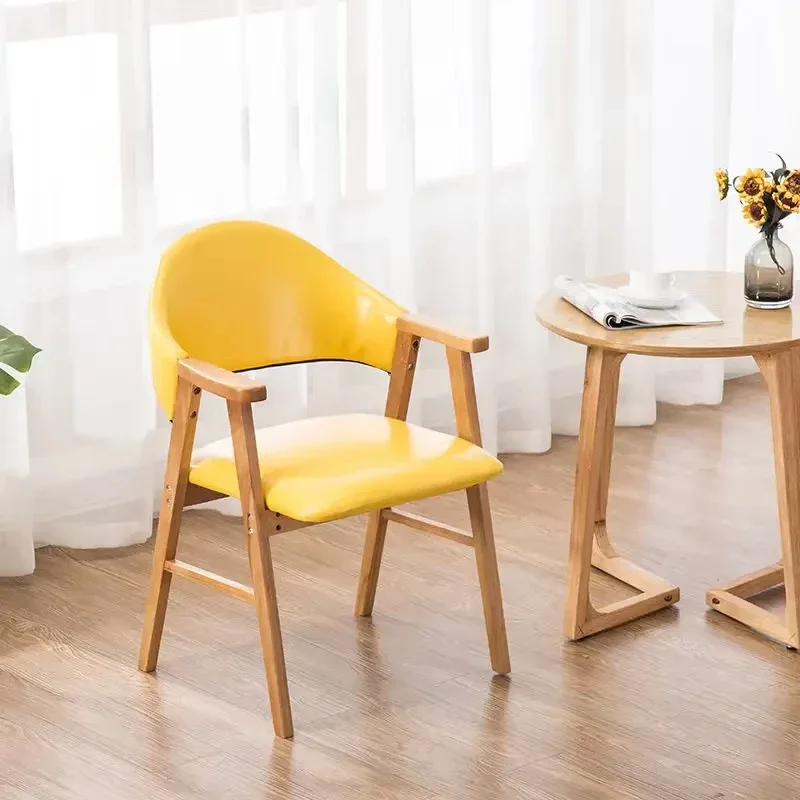 Für ergonomisches Design. Bequemer gebogener Backrest-Esszimmerstuhl mit dickem Kissen und massivem Holzlegene