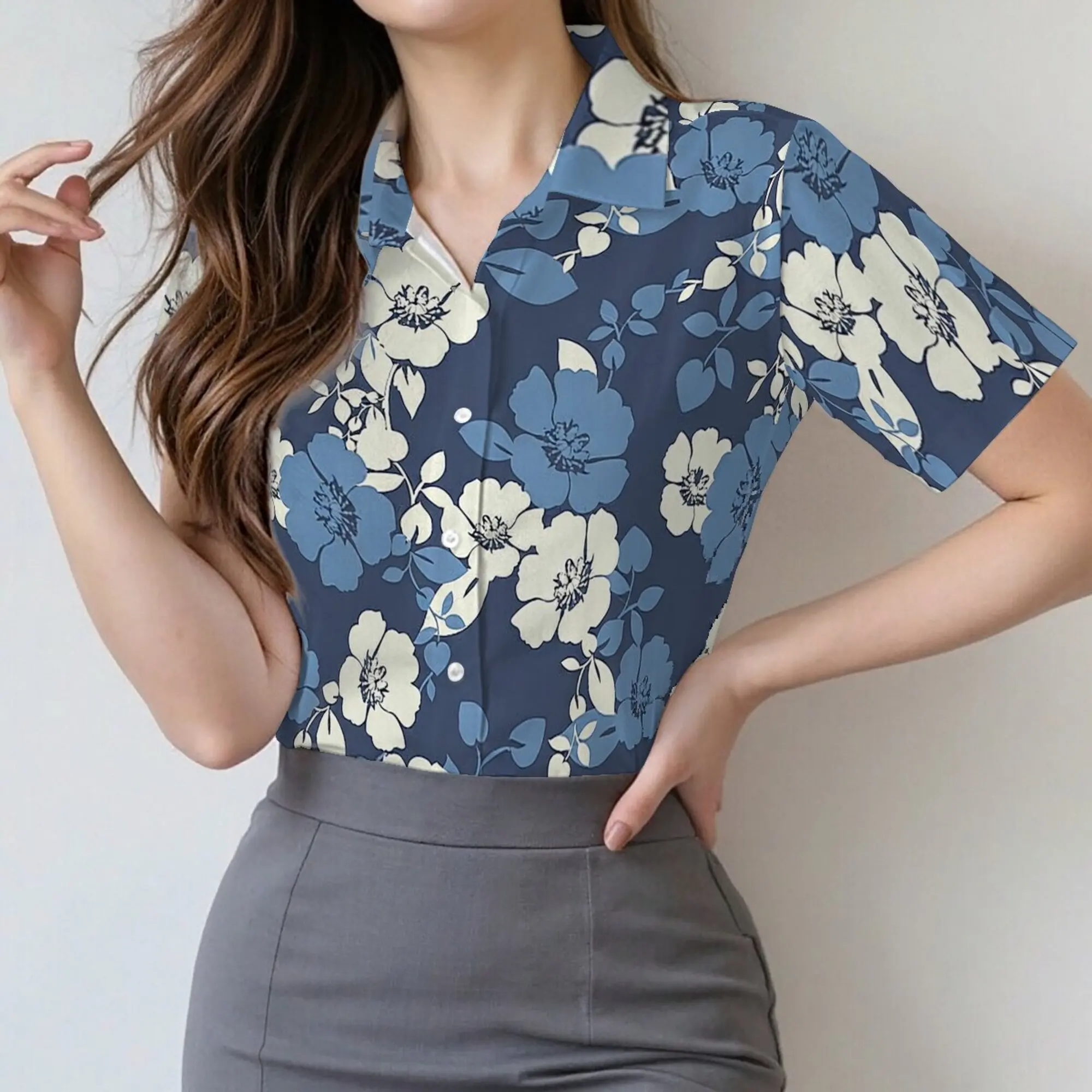 

Женская летняя рубашка с коротким рукавом и сине-белым цветочным узором, в свежем, ретро, пасторальном и художественном стиле, подходит для повседневной носки.