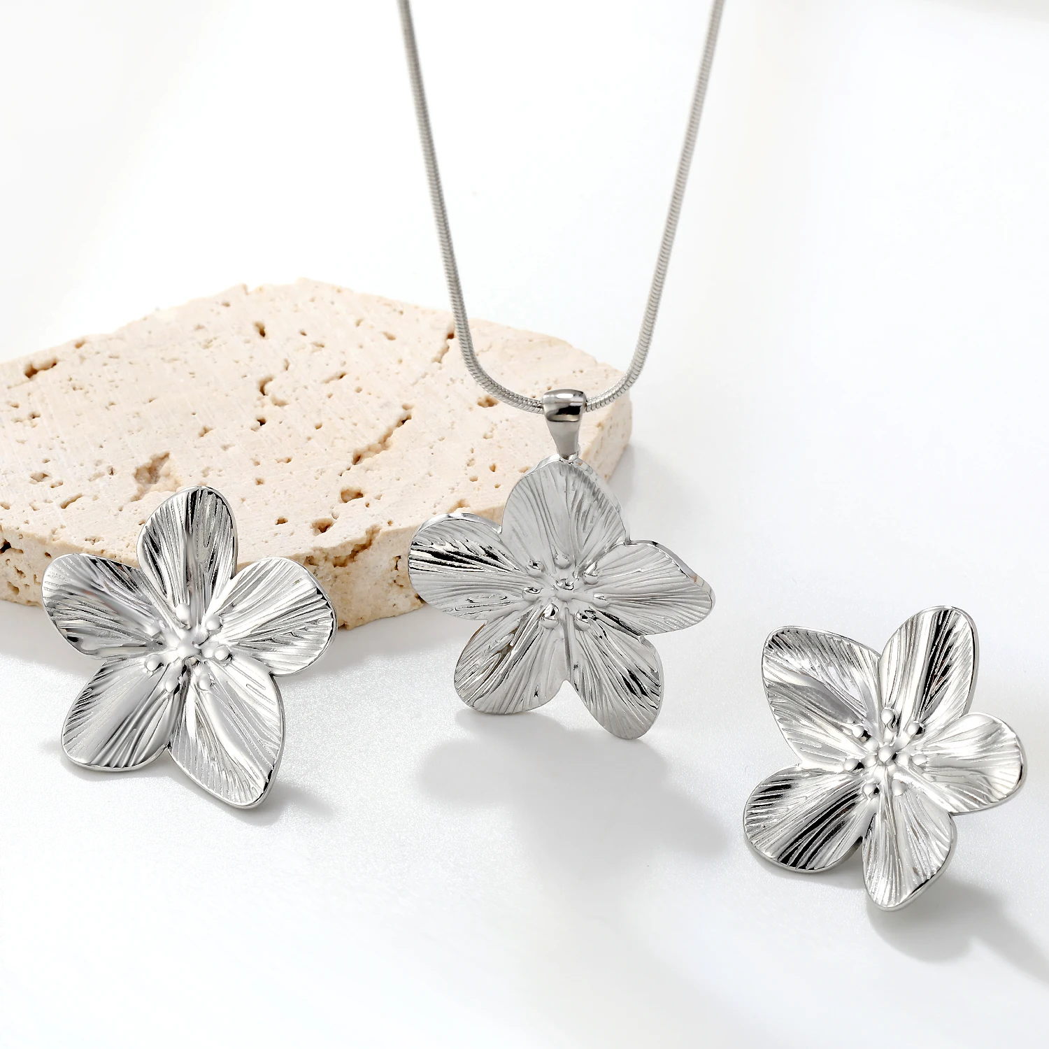 

LUXUKISSKIDS Elagnt Design Chic Silvery Color Flower Pendant Jewelry Set Romantic Five Petal Floral Summer Necklace Earrngs Sets