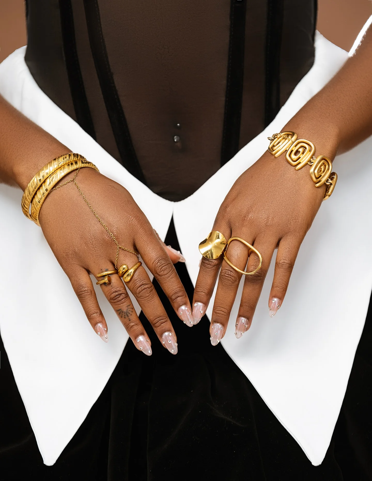 Unikatowe czarne suknie balowe 2026 Couture, iluzoryczna koronka, gorsetowa suknia wieczorowa z białym peplum, przyciągające wzrok sukienki na formalne przyjęcia.