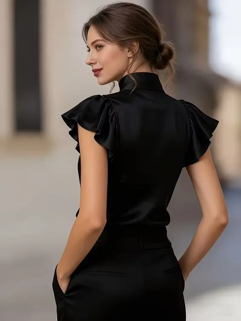 Damen-Satinbluse mit Stehkragen, Rüschenärmeln, dekorativen Knöpfen vorne, elegantes Oberteil für Büro und Pendler. – Detail 5