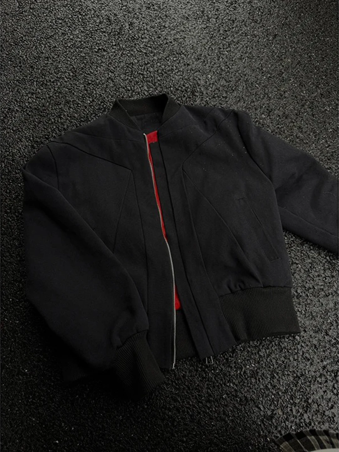 

Black Red Lined Flight Jacket Men's Short Style Washed out Baseball Coat Fashionable Shoulder Enhancing Outerwear for Autumn