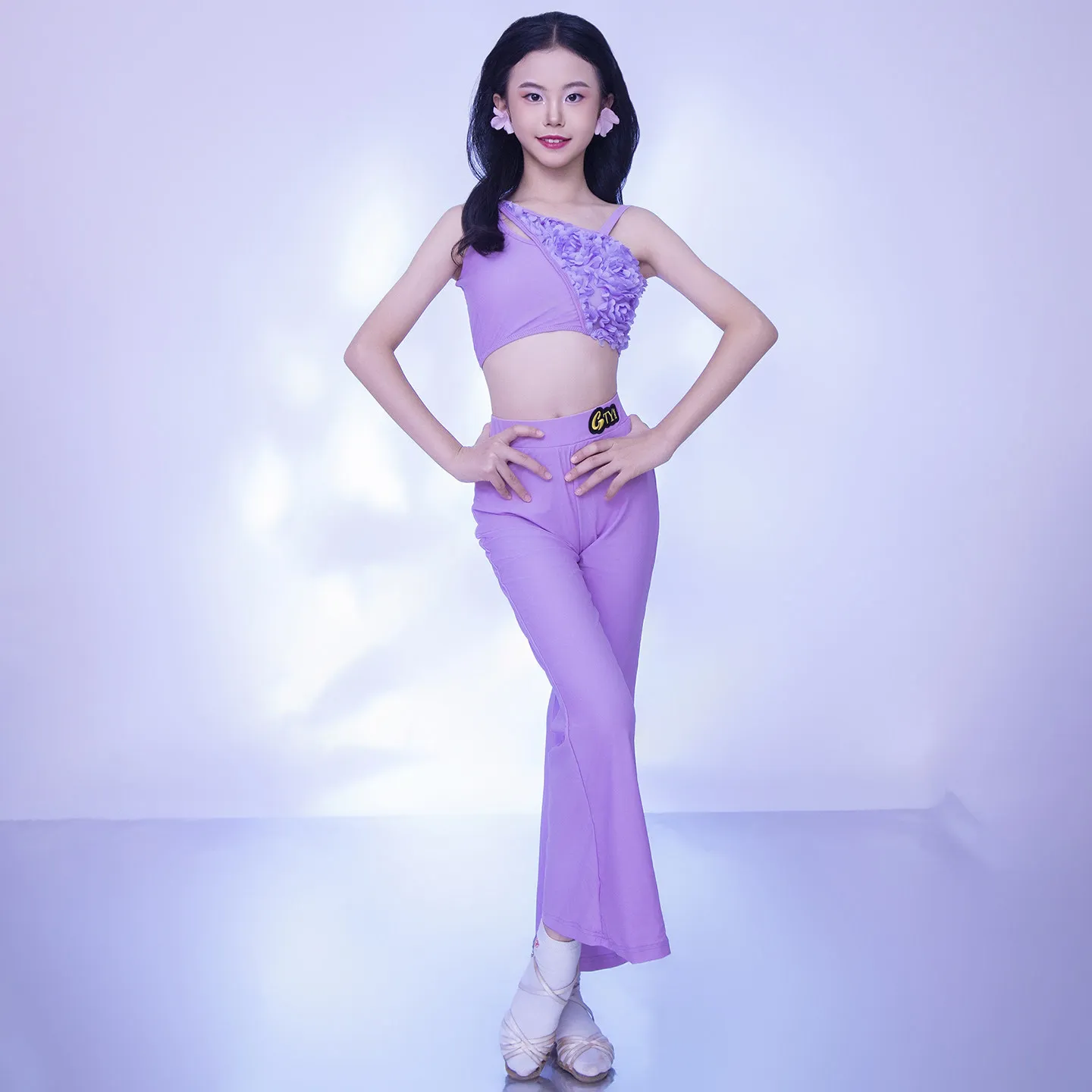 

Детский костюм для латиноамериканских танцев 2026: топ с одним открытым плечом, брюки, раздельный комплект для выступлений, сценический наряд для самбы DQL12608