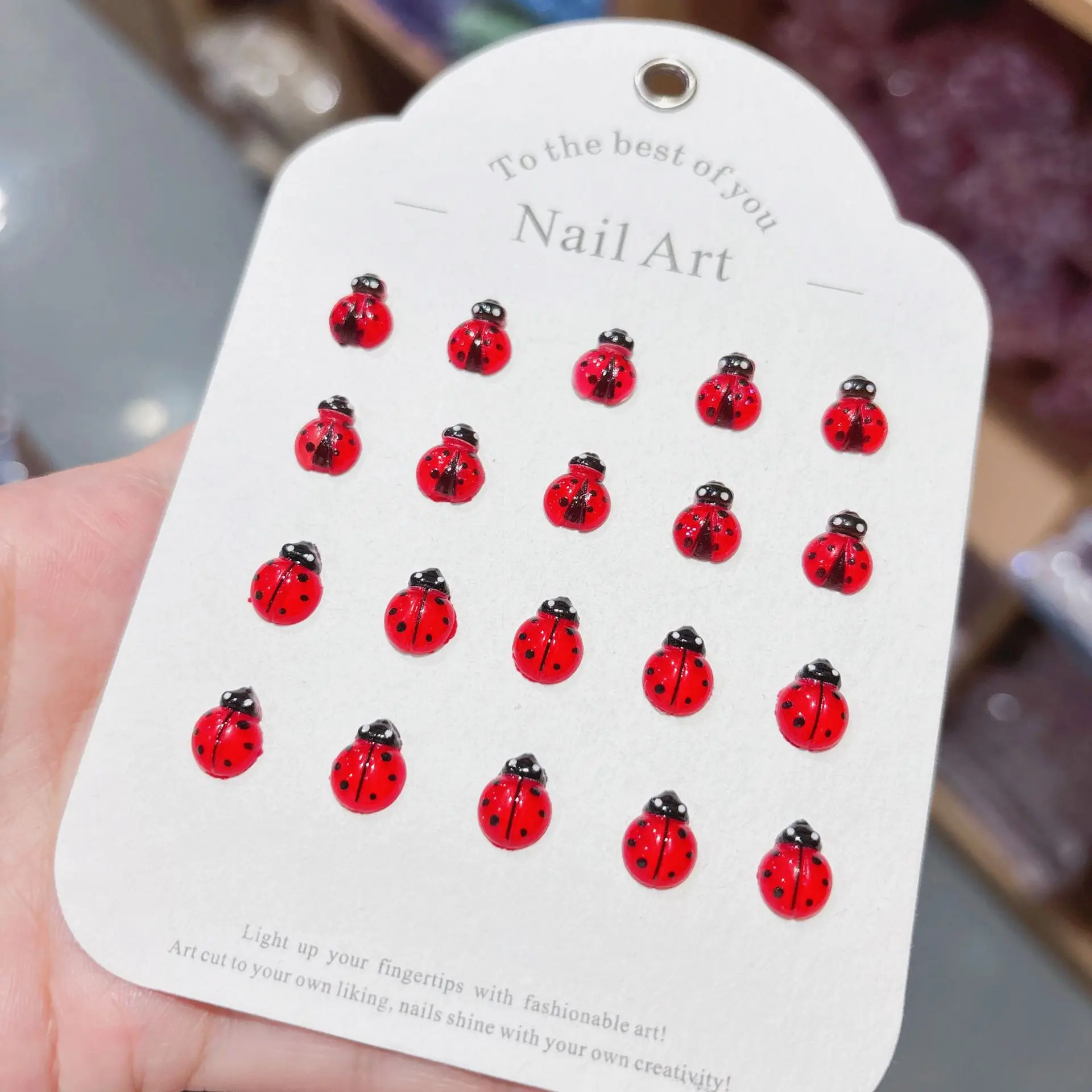 50 szt. Ozdób do paznokci w kształcie biedronki - trójwymiarowe czerwone żywiczne żuki do fantazyjnych manicure DIY