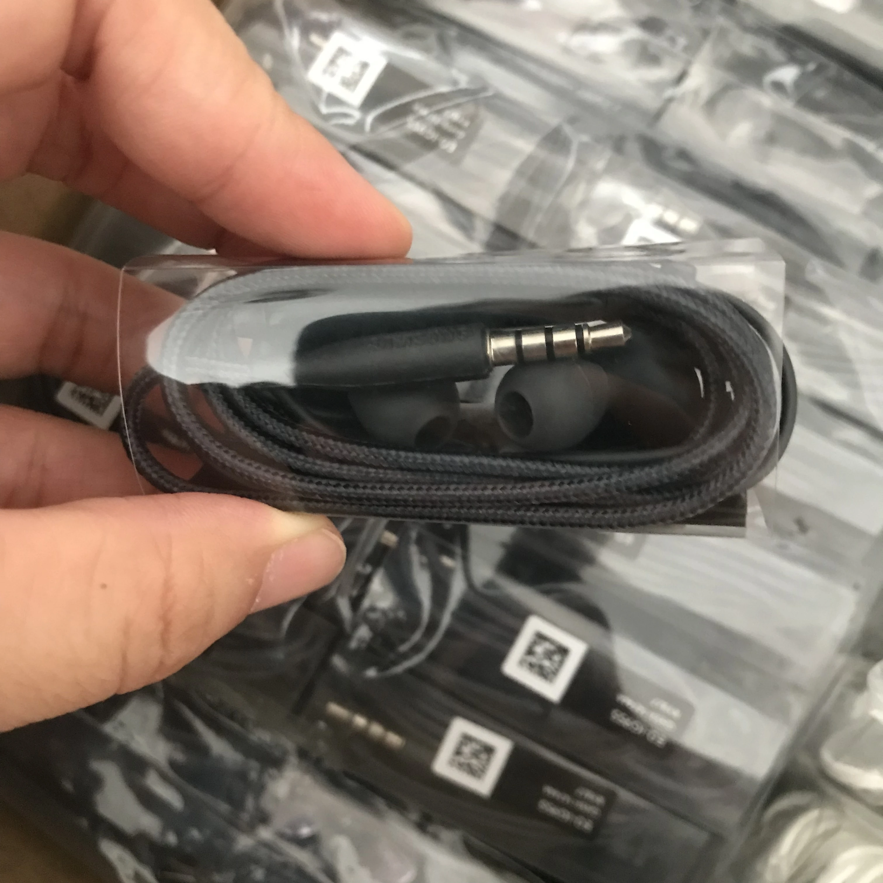 100pcs/lot Black S8 in-ear earphone Headset 3.5mm With Volume Control with Mic For Samsung Galaxy S9 S8 PLUS S6 S7 edge plus