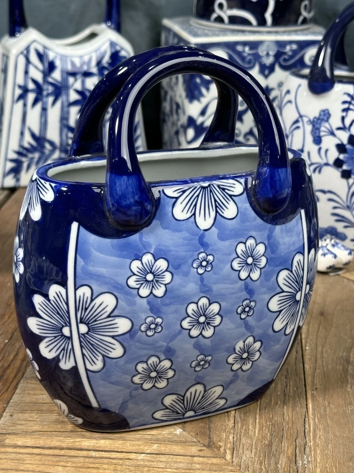 Blue and white hand-painted vases, flower baskets, flower pots, rabbit ornaments, underglaze colored ceramic plates