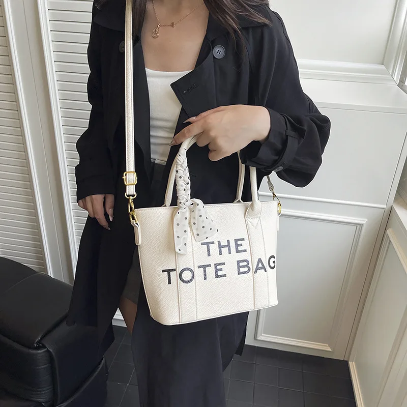 

Дизайнерская большая сумка в стиле ​ ​ Новинка 2024 года, кошелек-ведро с шарфом, большая вместительная сумка через плечо, легкая легкая сумка с буквенным принтом