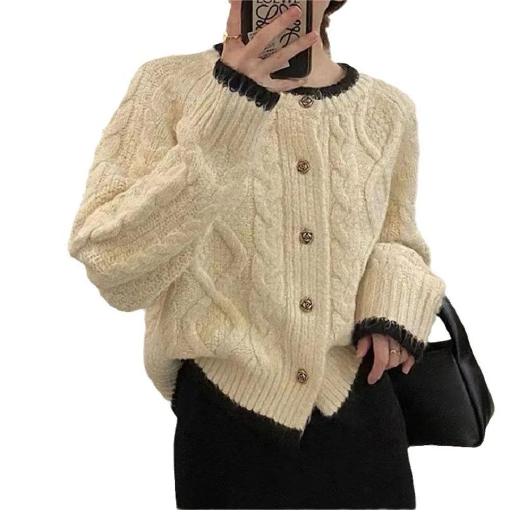 

2025 New Arrival A Contrasting Crew Neck Sweater Paired With A Casual Knitted Cardigan