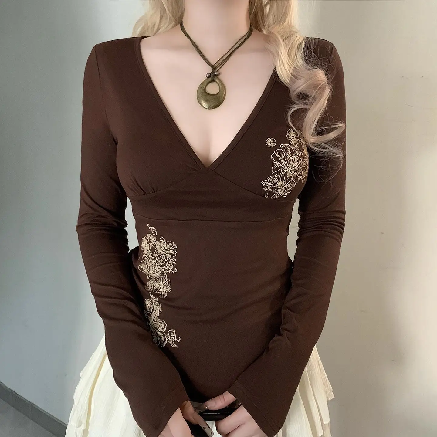 Image of Neues T-Shirt im chinesischen Stil mit tiefem V-Ausschnitt, sexy, schmal geschnitten, Retro-Blumenmuster, langärmlig, Maillard-Braun, vielseitiges Oberteil.