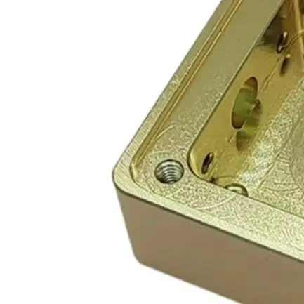 

Золотая электромагнитная защитная коробка из алюминиевого сплава 27x27x10 мм с монтажными отверстиями для снижения помех EMI RFI
