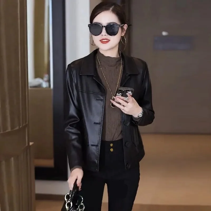 คุณภาพสูง PU หนังแจ็คเก็ตผู้หญิงฤดูใบไม้ร่วงฤดูหนาว 2025 ใหม่แฟชั่นหนังเพิ่มกํามะหยี่เบาะ Outwear สั้นหญิง Outcoat