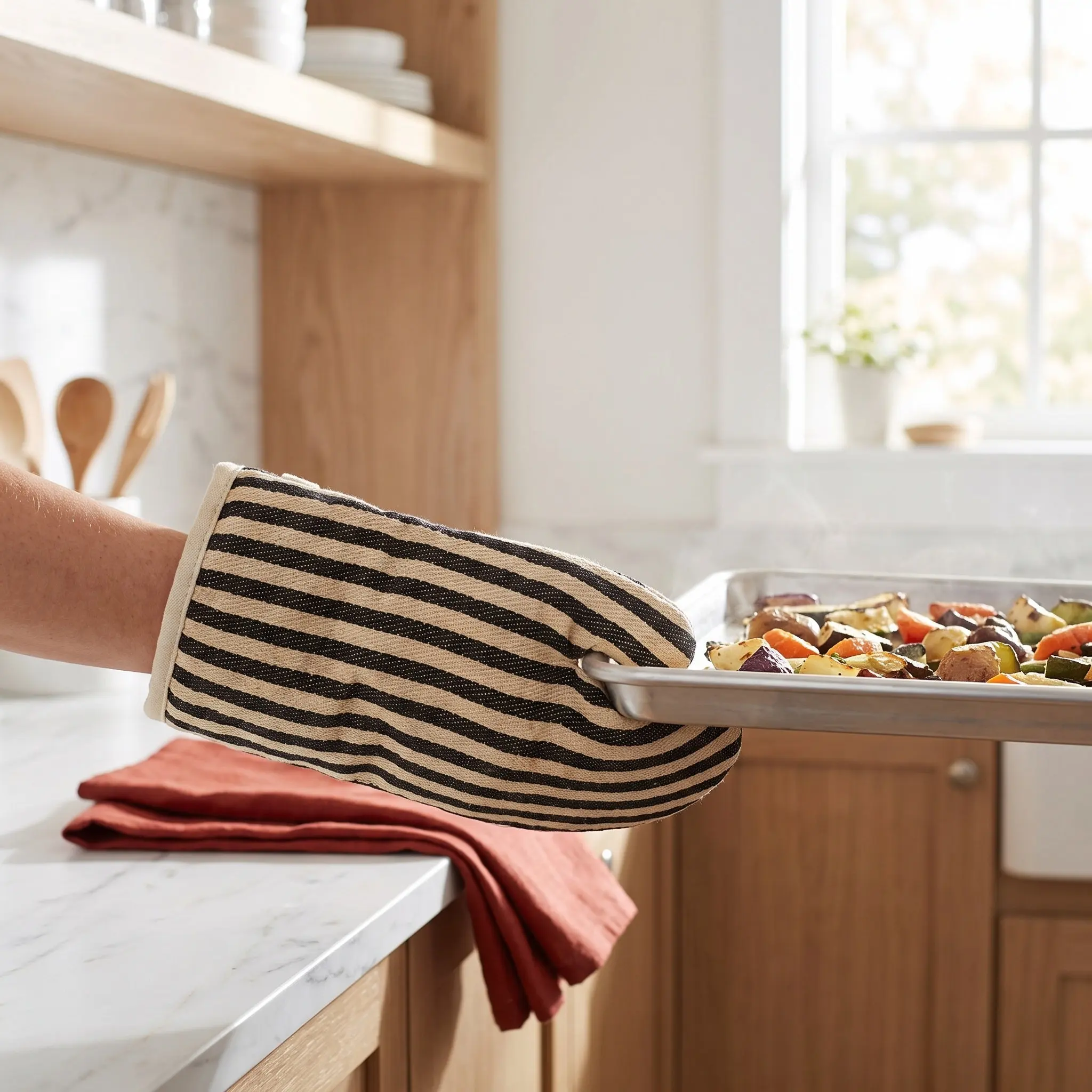 2Pcs Cute Kitchen Oven Gloves Heat Resistant Insulated Thick Baking Mittens for Microwave Oven Cooking Safety Heat Proof Gloves