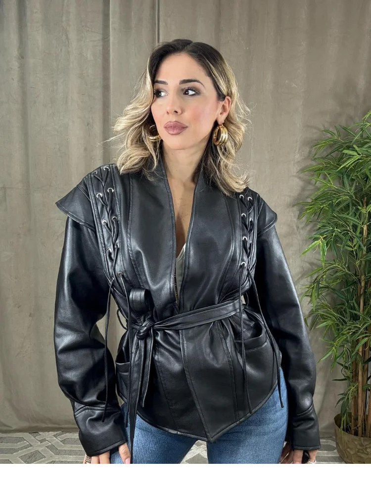 Krótka skórzana kurtka damska sznurowana, dopasowany krój, dekolt w serek, podkreślająca talię, jesienna moda damska, casualowa odzież wierzchnia w stylu streetwear.