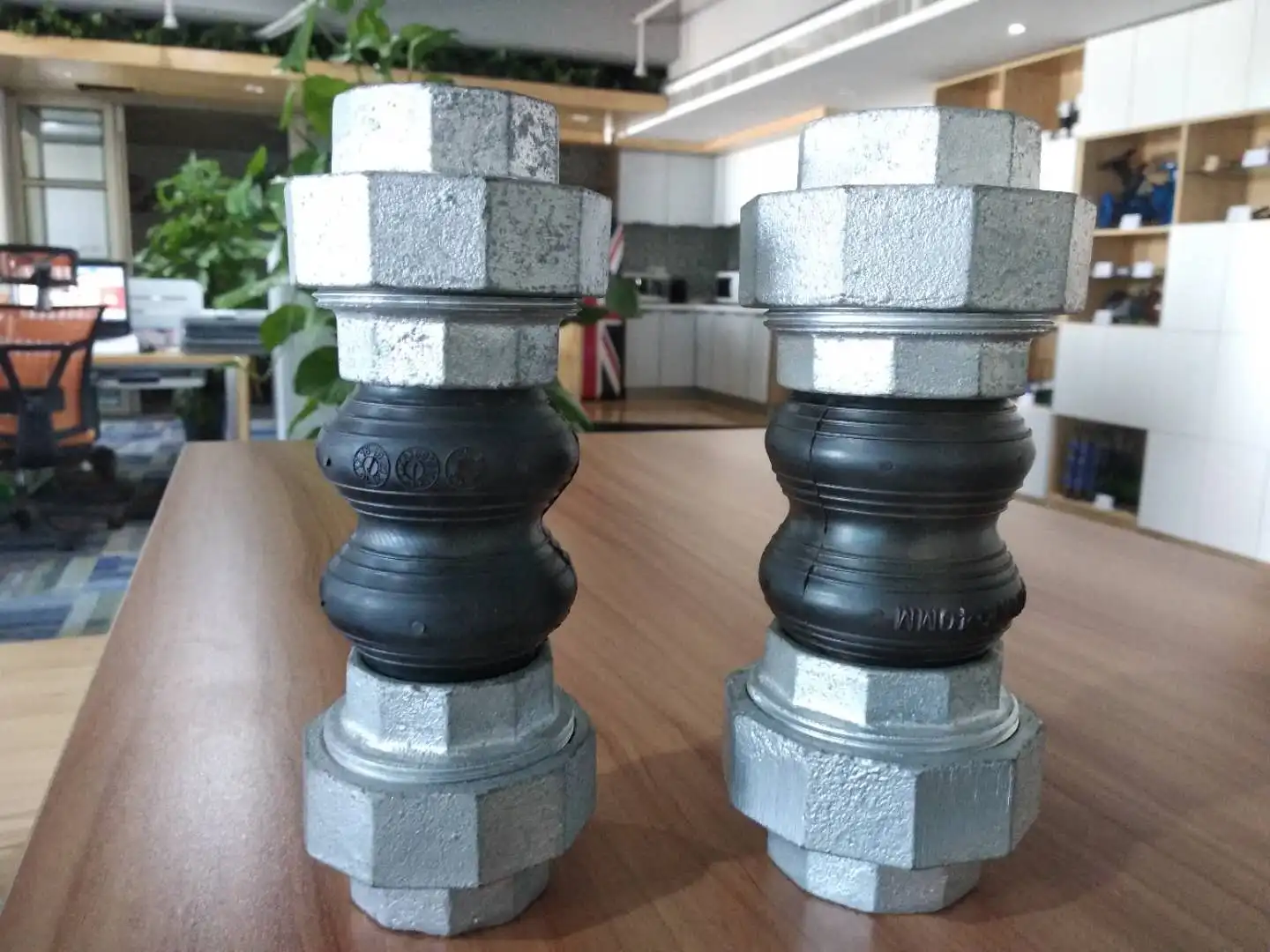 Joint flexible en caoutchouc de haute qualité, filetage F/F