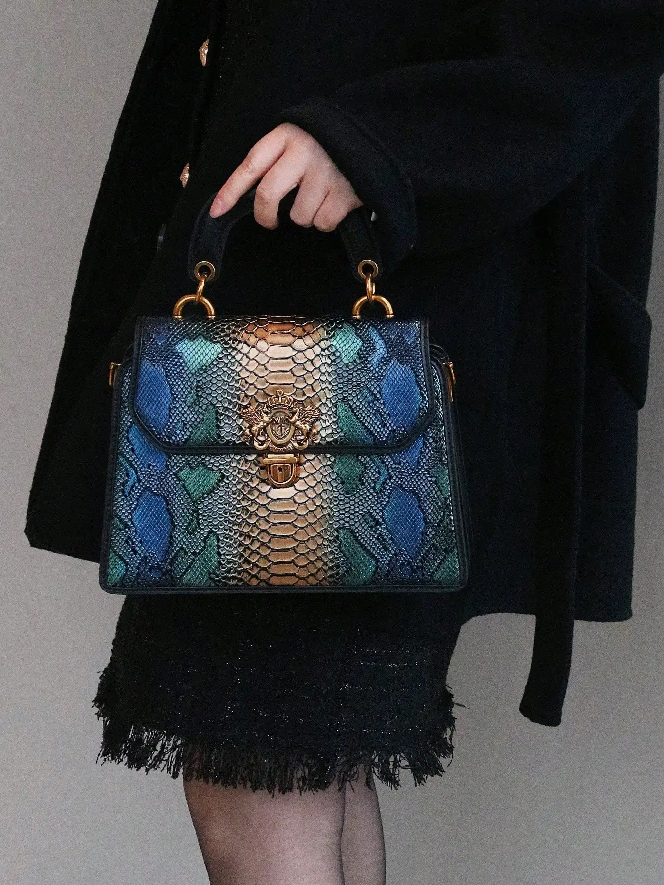 High-end Customized 2025 New Retro Women's Bag, Fashion Trend Heavy Industry Luxury Blue Gold Snake Pattern Lock Handbag Mature view 3
