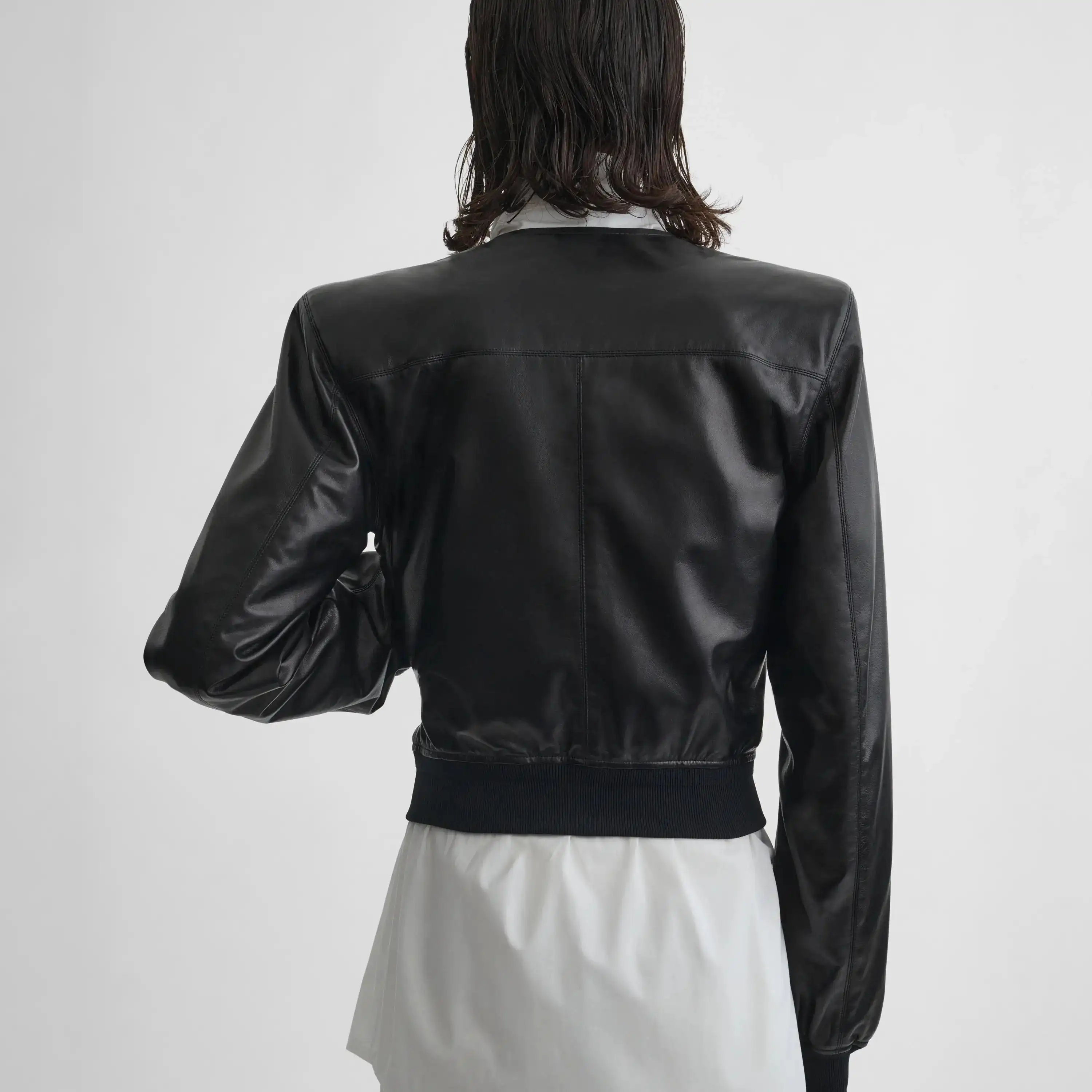 السترة النسائية الجديدة لعام 2026 عبارة عن سترة Phoebe Philo قصيرة مصنوعة يدويًا من قبل مصمم كبير