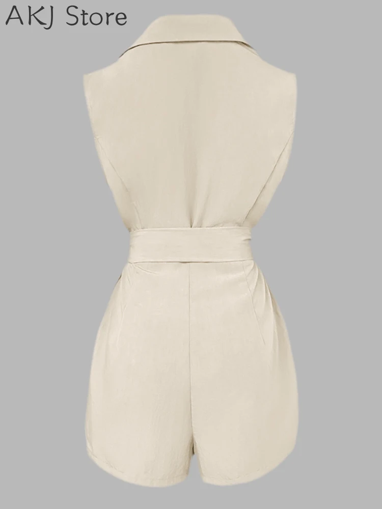 Mameluco con botones y detalle atado sin mangas con cuello entallado