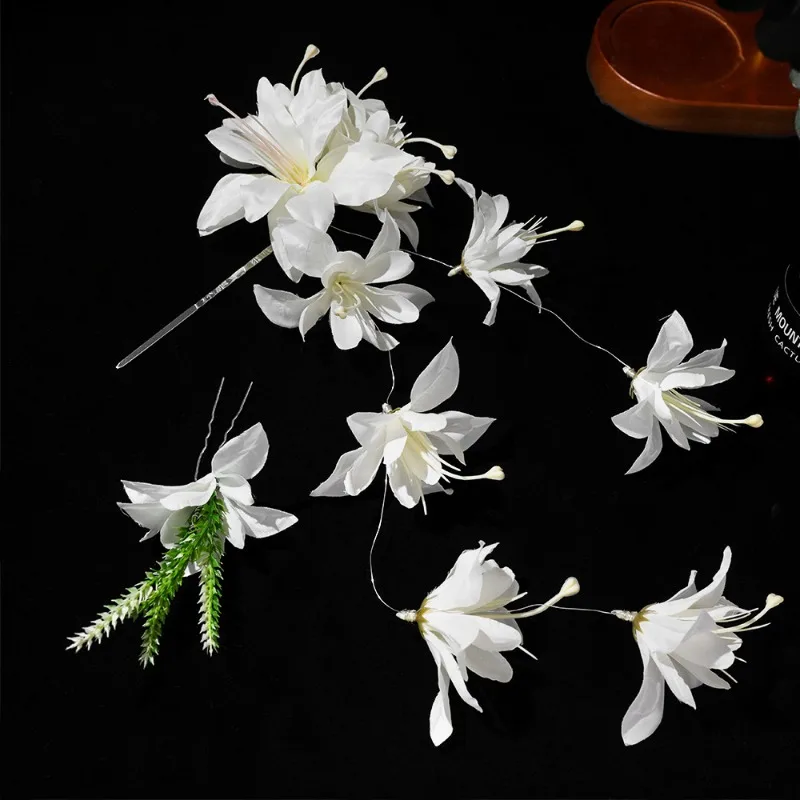 مشبك شعر على شكل زهرة بيضاء حلوة مصنوع يدويًا على الطراز الوطني غطاء رأس على شكل زهرة مقلدة