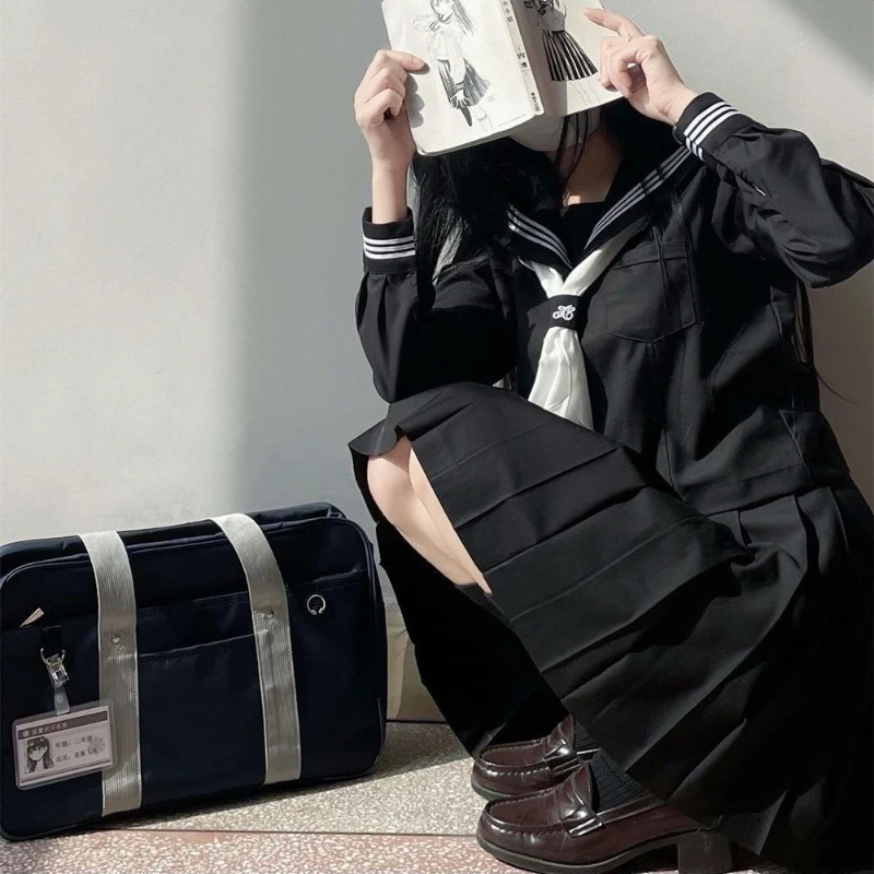 Übergrößen Japanische JK-Uniform auf Lager: Klassischer schwarzer dreifach gestreifter Matrosenanzug mit langen und kurzen Ärmeln im authentischen Preppy-Campus-Stil