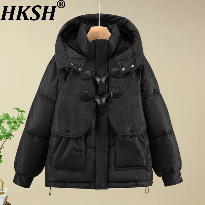 

HKSH 2025 Новое зимнее женское стеганое пальто с капюшоном на молнии и карманом на пуговицах, универсальная ветрозащитная утолщенная элегантная ватная куртка HK13459