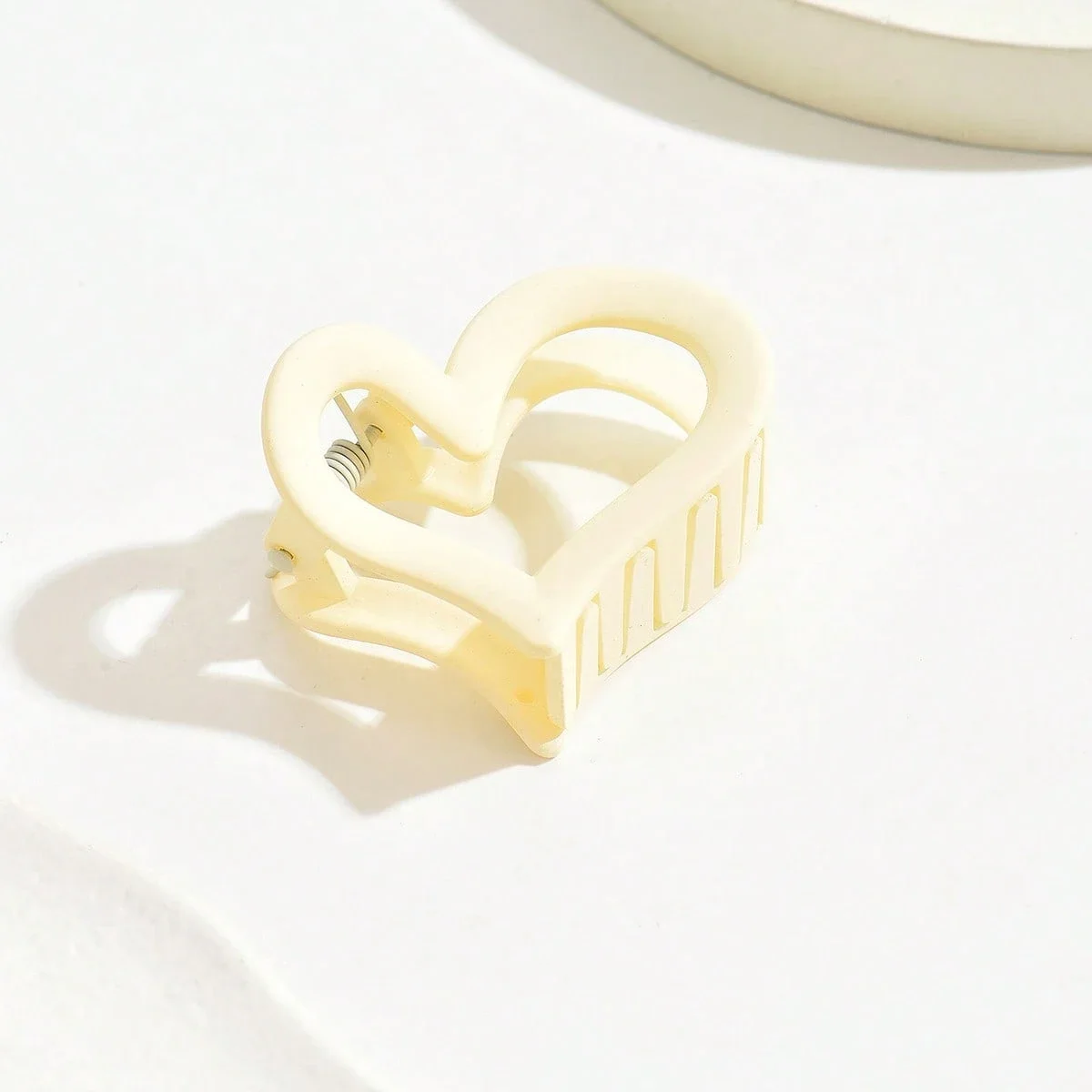 

Heart Shaped Plastic Hair Clips Lightweight Fashion Hair Claws For Women Daily Casual Party