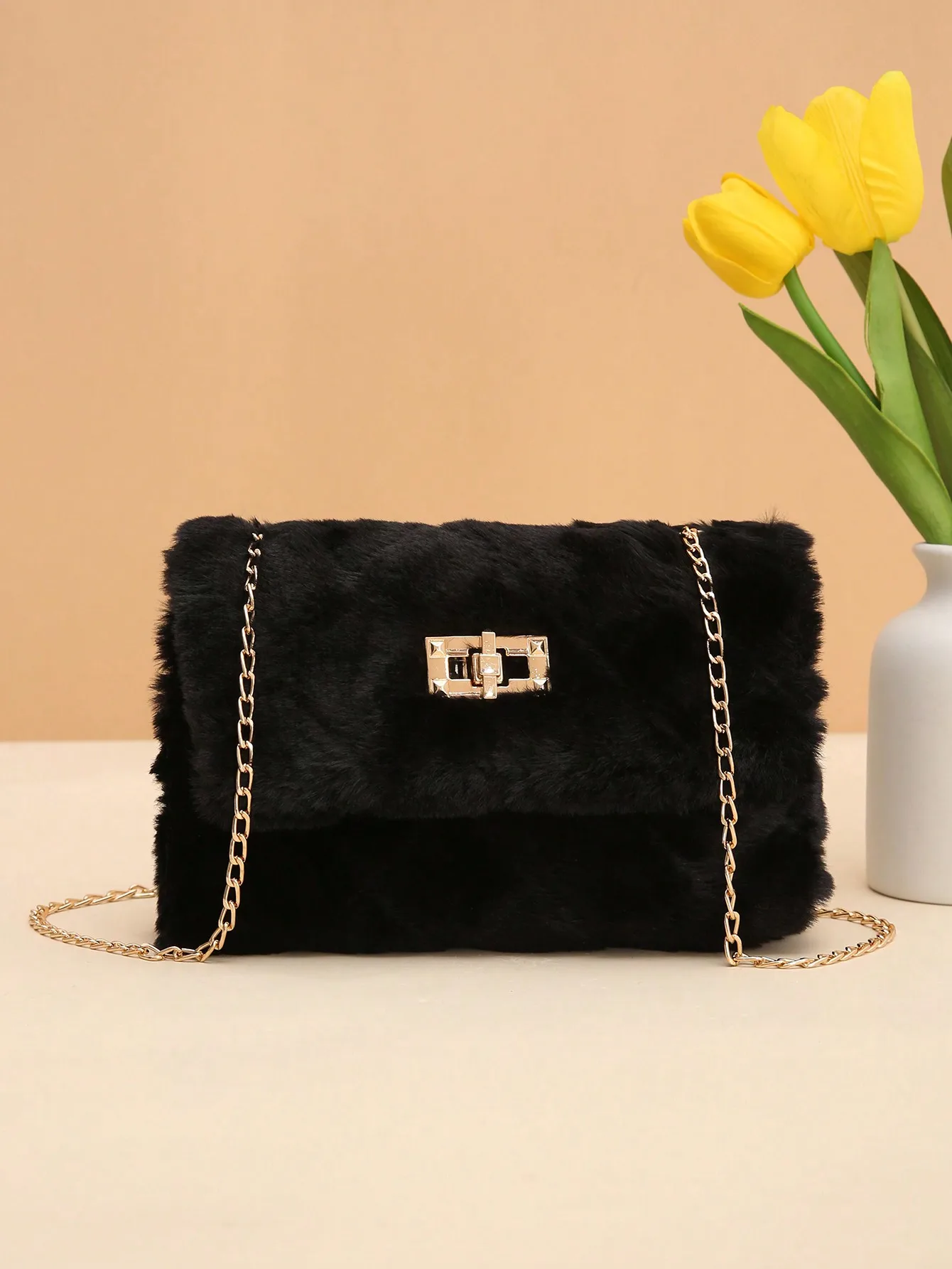 

Черная сумка-кроссбоди из искусственного меха с золотистой цепочкой и декоративными заклепками