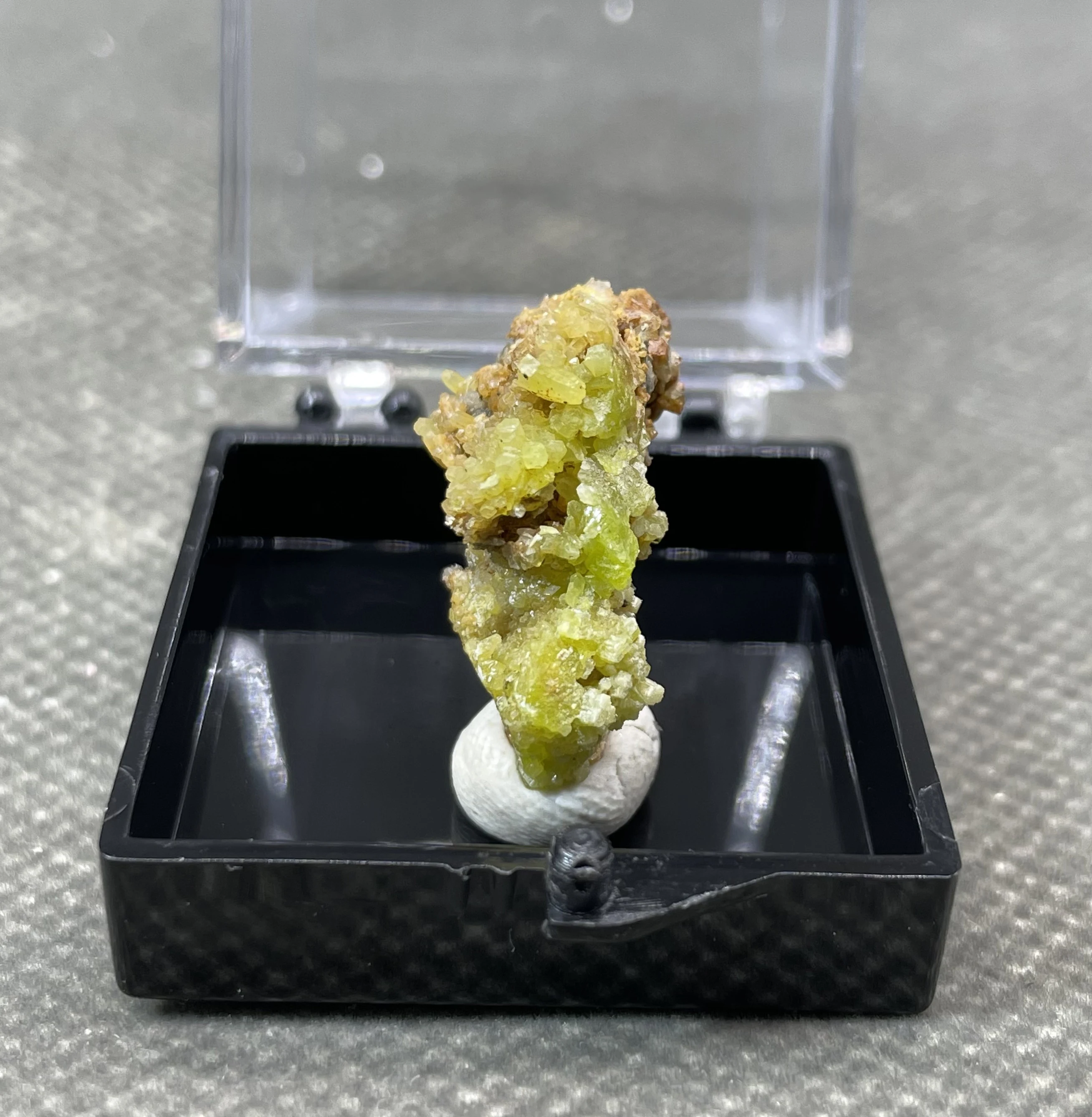 

NEW! 100% Natural Pyromorphite mineral specimen stones and crystals collection gemstones quartz (box size 3.4 cm)