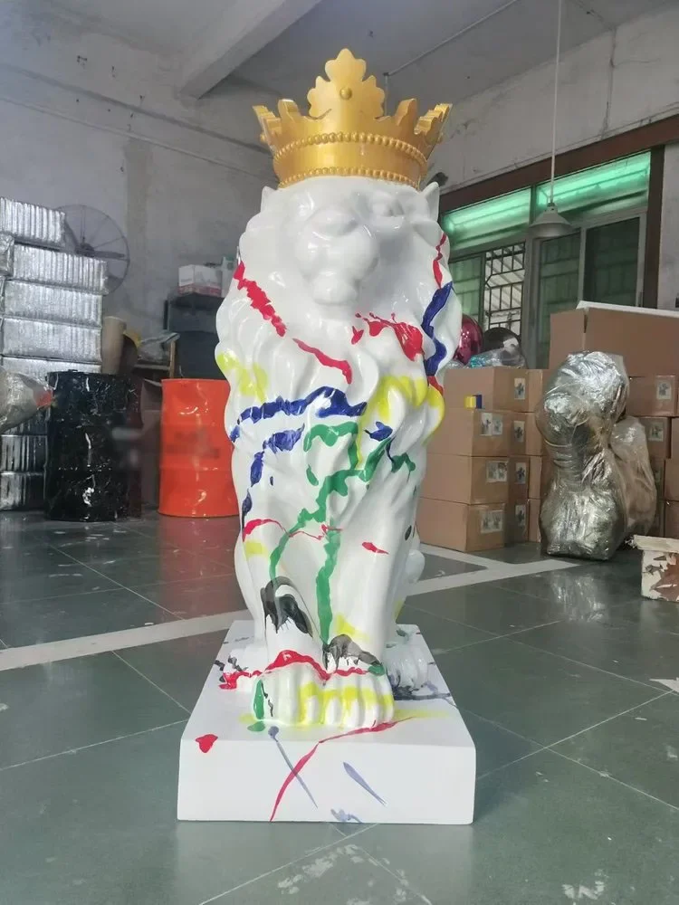 Custom 120cm Hotel Lobby Decoration Luxury Storefront Decor Crowned Lion Statue Fiberglass Resin Graffiti Lion Sculpture