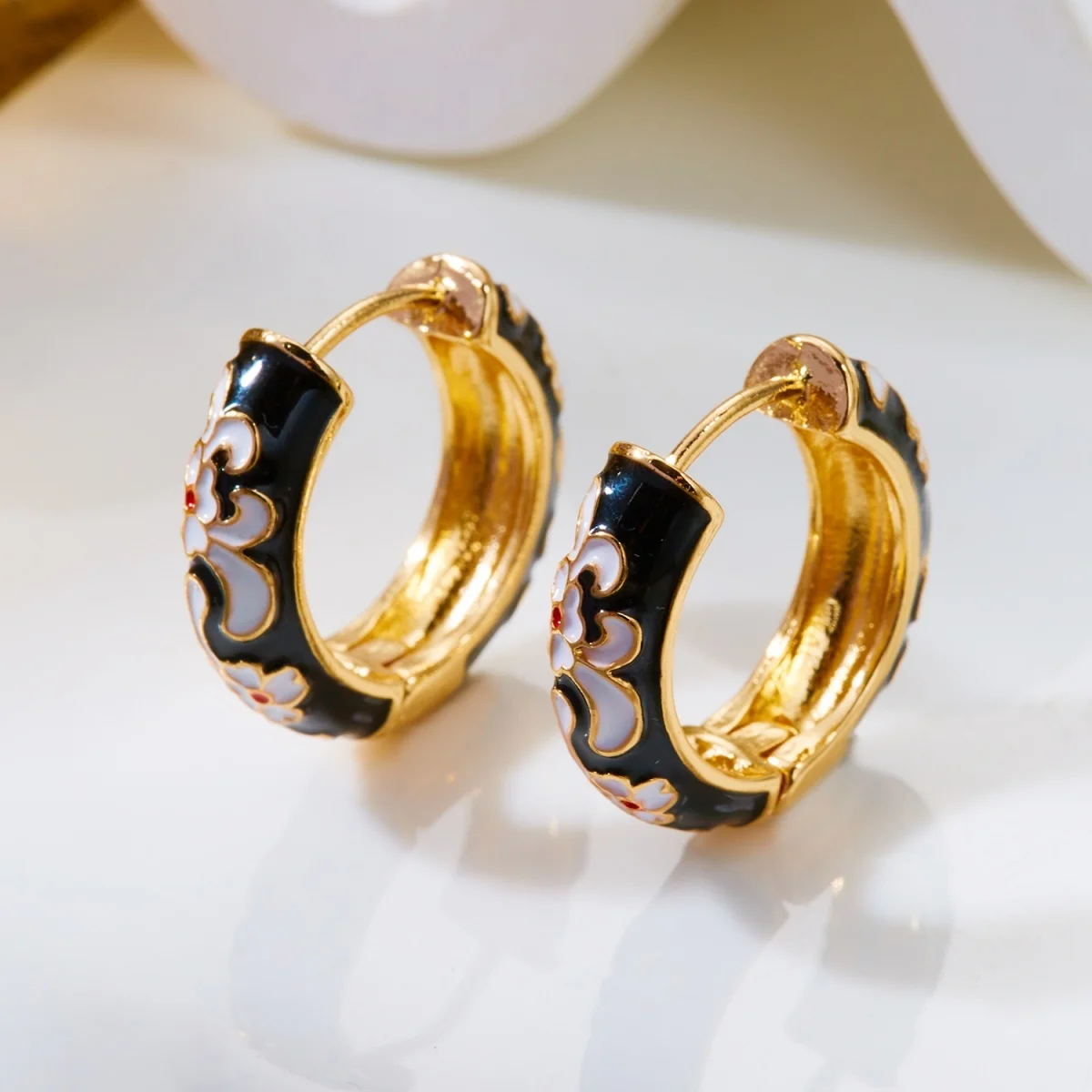 Süße bunte Emaille-Gänseblümchen-Ohrstecker für Damen und Herren, elegante geometrische Creolen mit Gittermuster, Schmuck – Detail 33