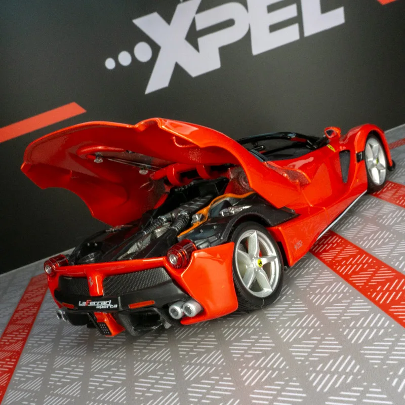 

Модель автомобиля Bburago 1:24, имитирующая кабриолет Ferrari Rafa, из сплава, с богатой детализацией, тонкой отделкой и высоким качеством.