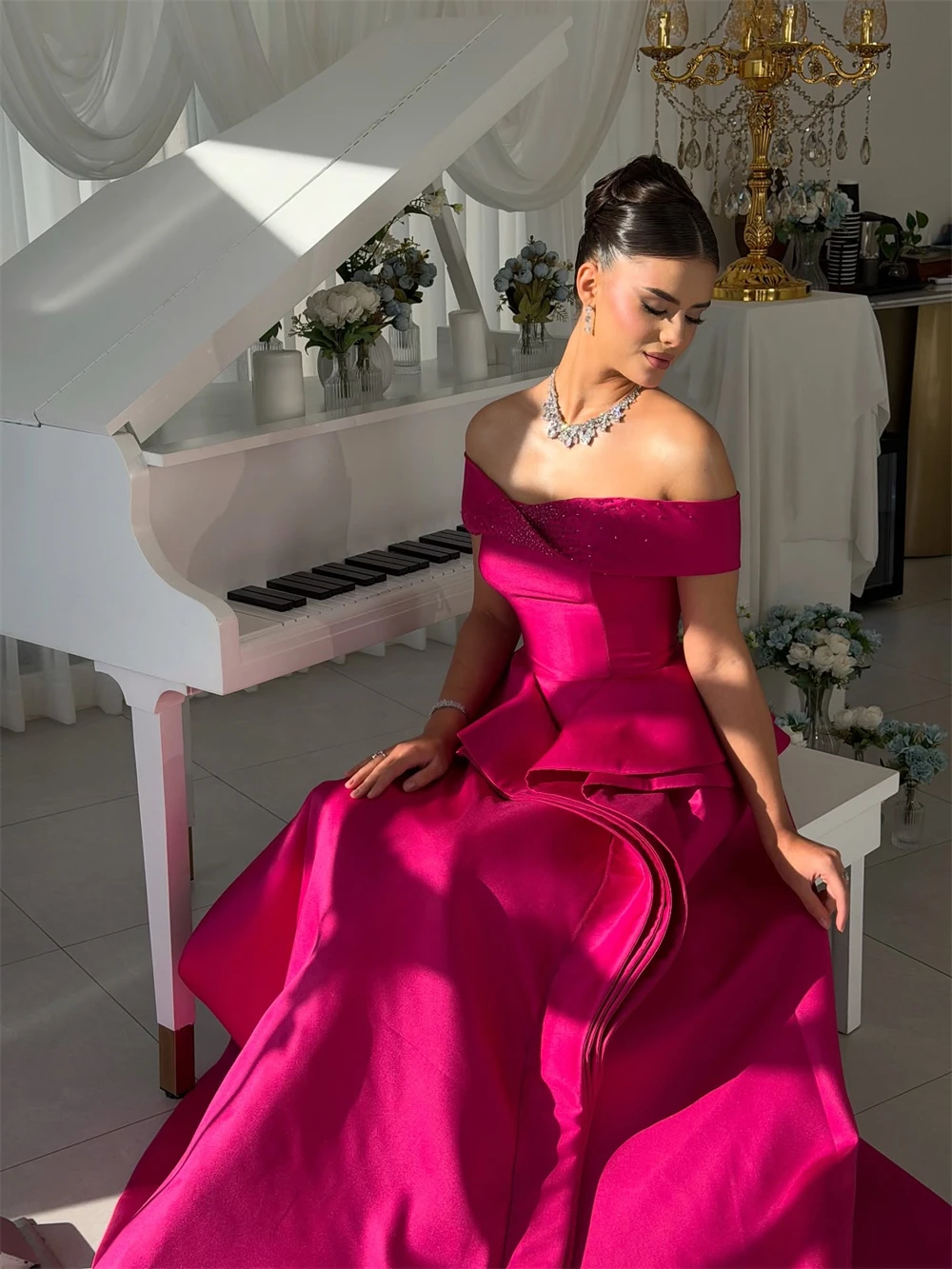 فستان سهرة بسيط من الساتان الوردي مخصص برقبة قارب رسمية قبالة الكتف فستان حفلة موسيقية كلاسيكي على شكل حرف a بأربطة من الخلف للحفلات