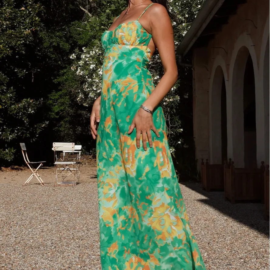 فستان نسائي مثير مطبوع بمزاج 2025 فستان صيفي أنيق بقصة منخفضة فستان هالتر بدون ظهر ملابس خروج على طراز الشاطئ رداء نسائي