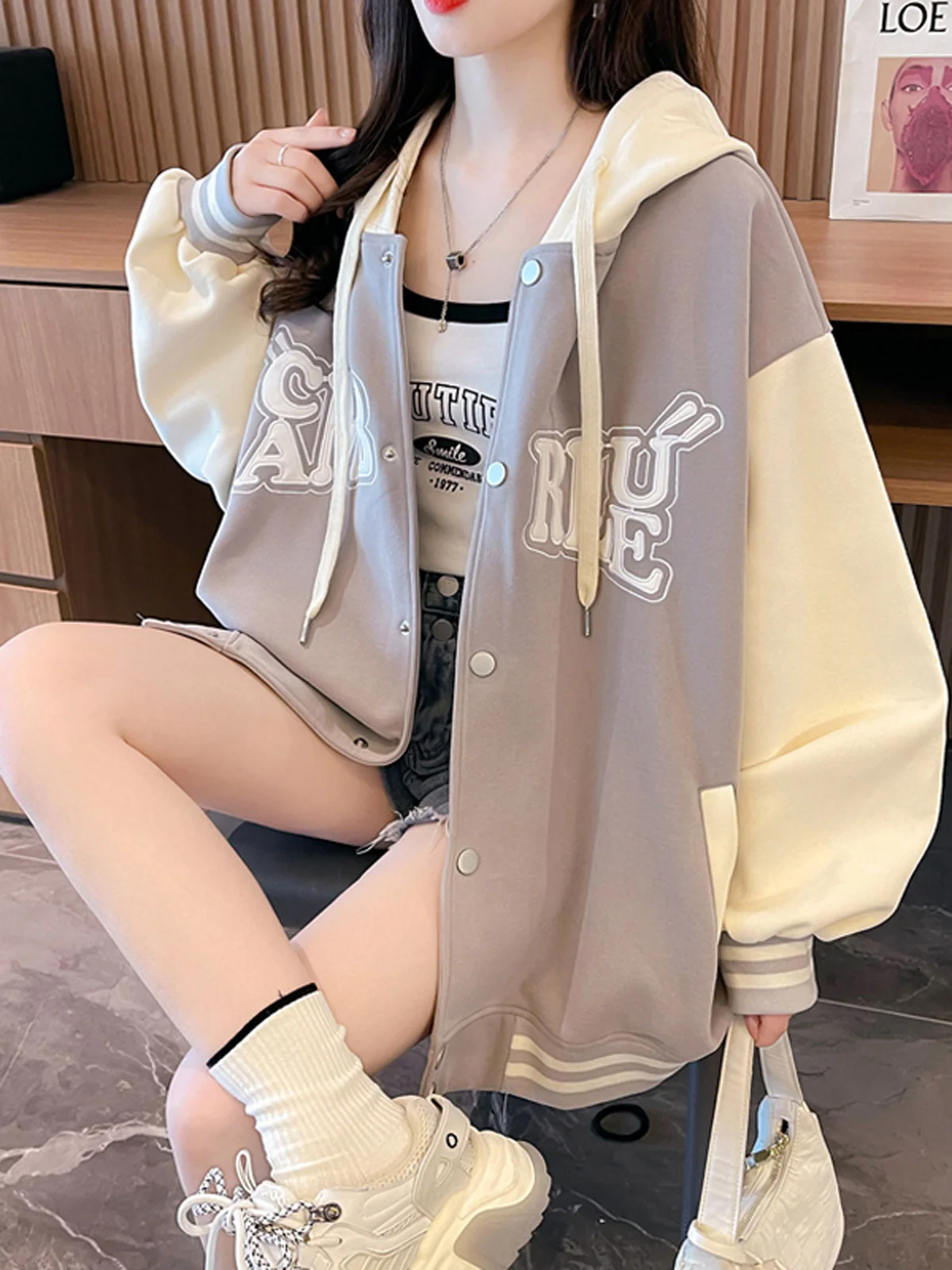 

Бейсбольная куртка женская светло-голубая осенняя из шерсти с короткими рукавами, на кнопках, с карманами, демисезонная, удлиненная, в стиле сафари, шик-бойфренд