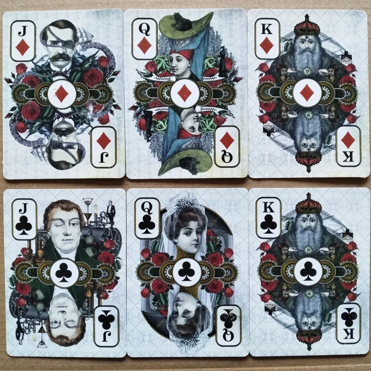 

Игральные карты Hendrick's Gin, 54 карты, винтажный стимпанк-дизайн в стиле медицинского искусства, с рецептами коктейлей, 9*6 см