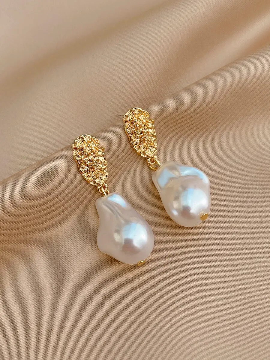 

Асимметричные серьги-подвески золотистого цвета с искусственным жемчугом и текстурированным верхом