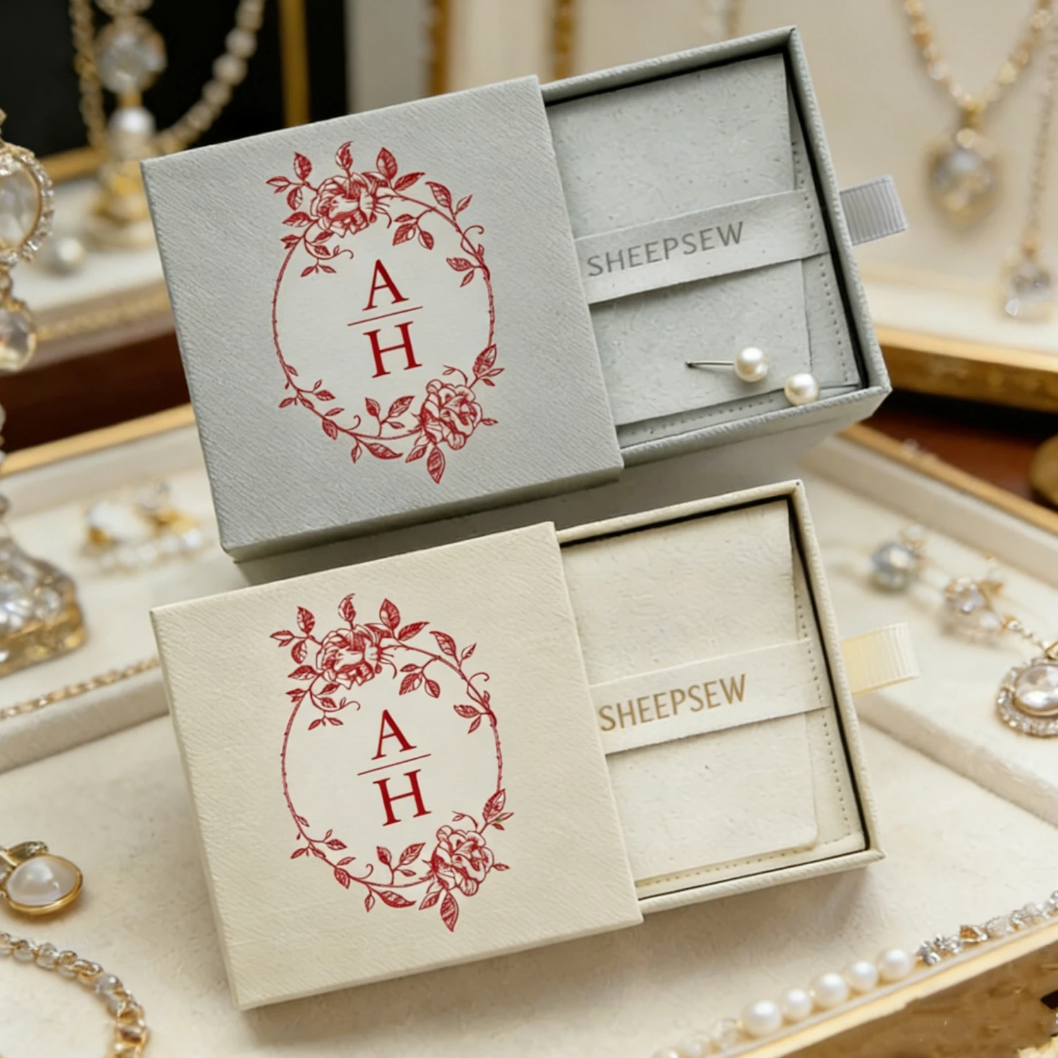 

Набор из 20 персонализированных шкатулок и сумок для украшений с индивидуальным логотипом – идеально подходит для подарков