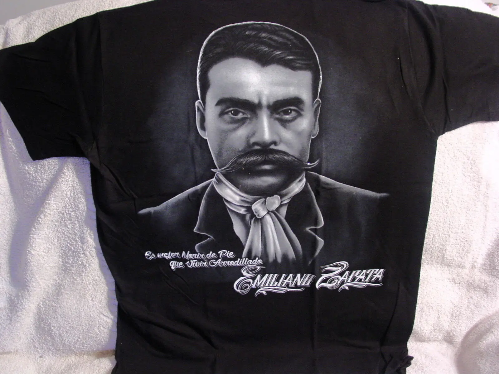 

EMILIANO ZAPATA ES MEJOR MORIR DE PIE QUE VIVIR ARRODILLADO MEXICO T-SHIRT