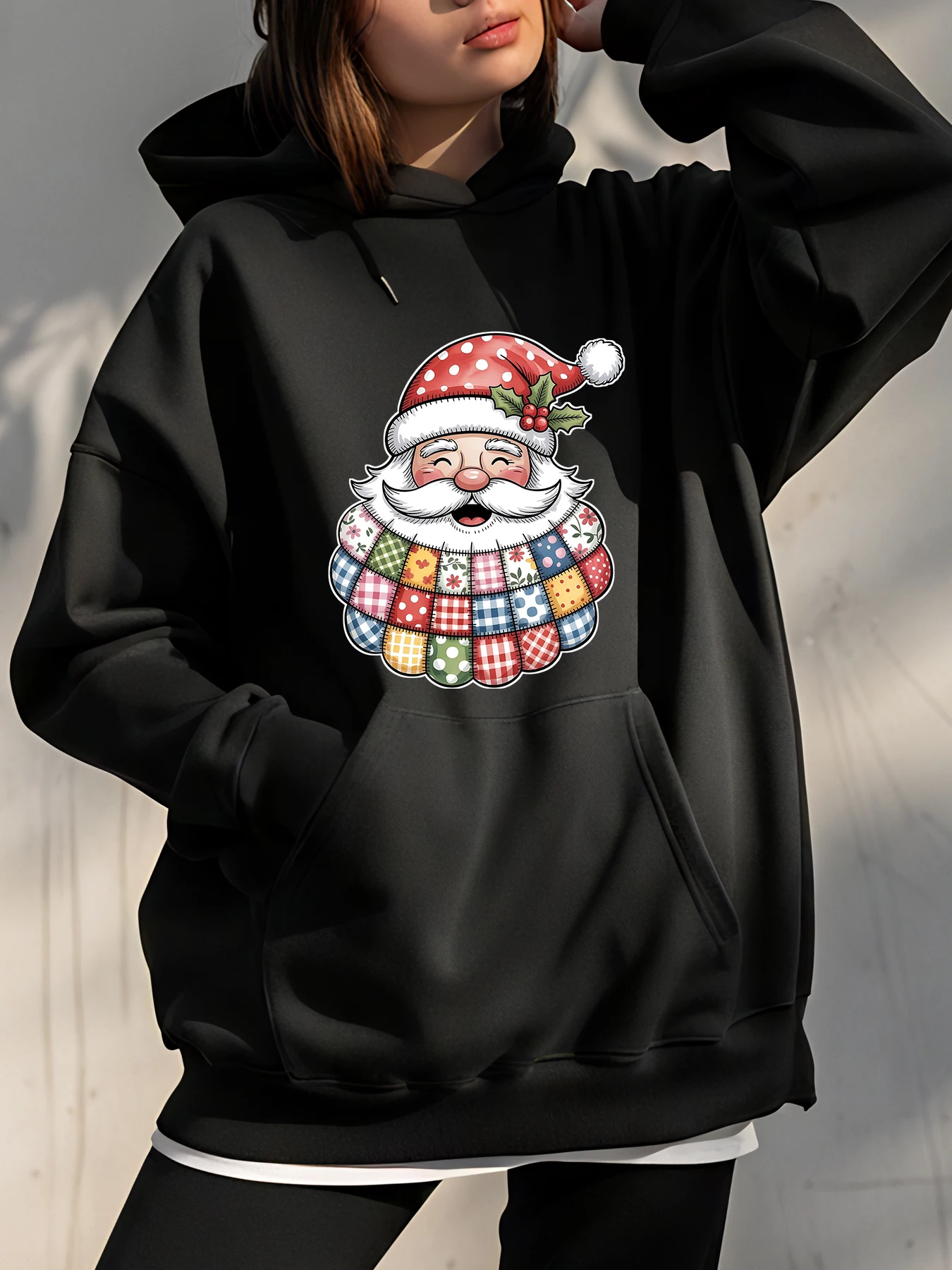 هودي سانتا المرقعة لعيد الميلاد مع طباعة احتفالية وتفاصيل العطلات للنساء في مشهد الزي غير الرسمي