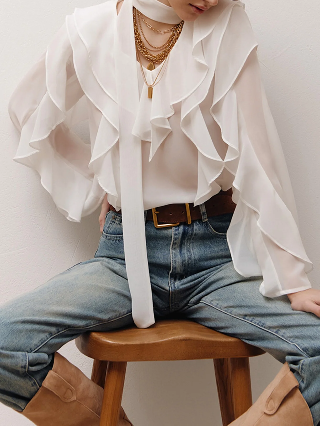 Camicetta da donna elegante tinta unita con scollo a V, spalline trasparenti, maniche lunghe svasate, dettaglio balza, top basic quotidiano autunnale