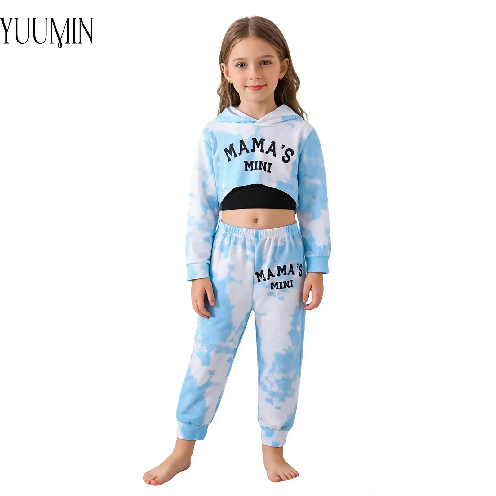 

Спортивный костюм из 3 предметов для девочек 4-7 лет: укороченная толстовка с длинными рукавами и буквенным принтом + топ на бретельках + брюки