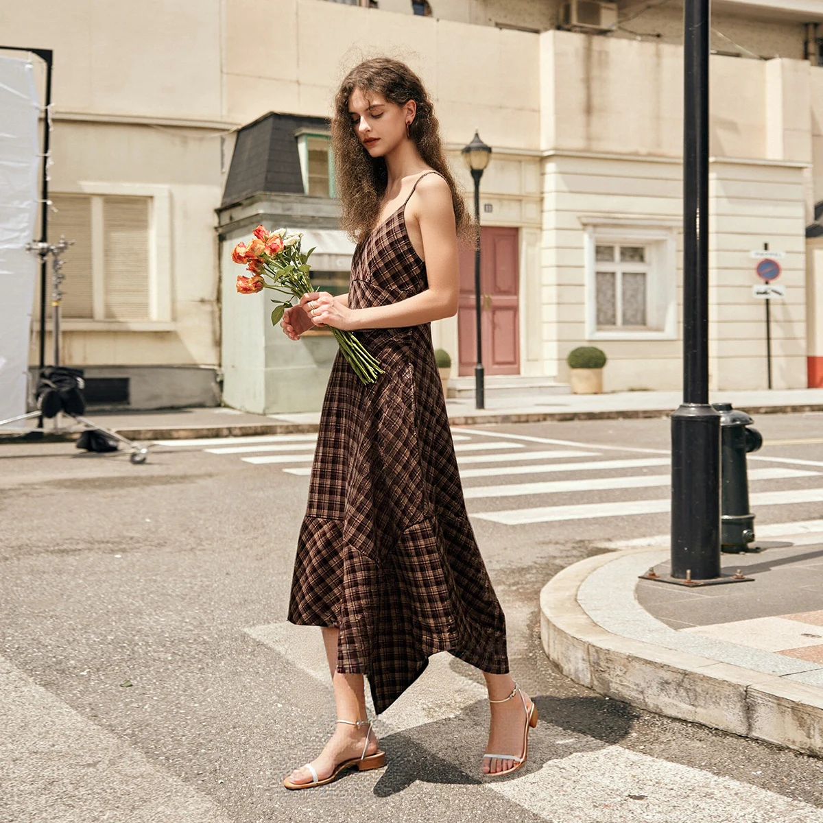 OLrain Oriel 2025 فستان نسائي شتوي جديد Maillard بألوان متباينة منقوش بدون أكمام فستان طويل راقي