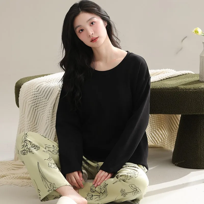 

Женский пижамный комплект больших размеров из сатина с узором в виде сердец, романтическая одежда для сна с открытыми плечами, короткими рукавами и шортами-бермудами.