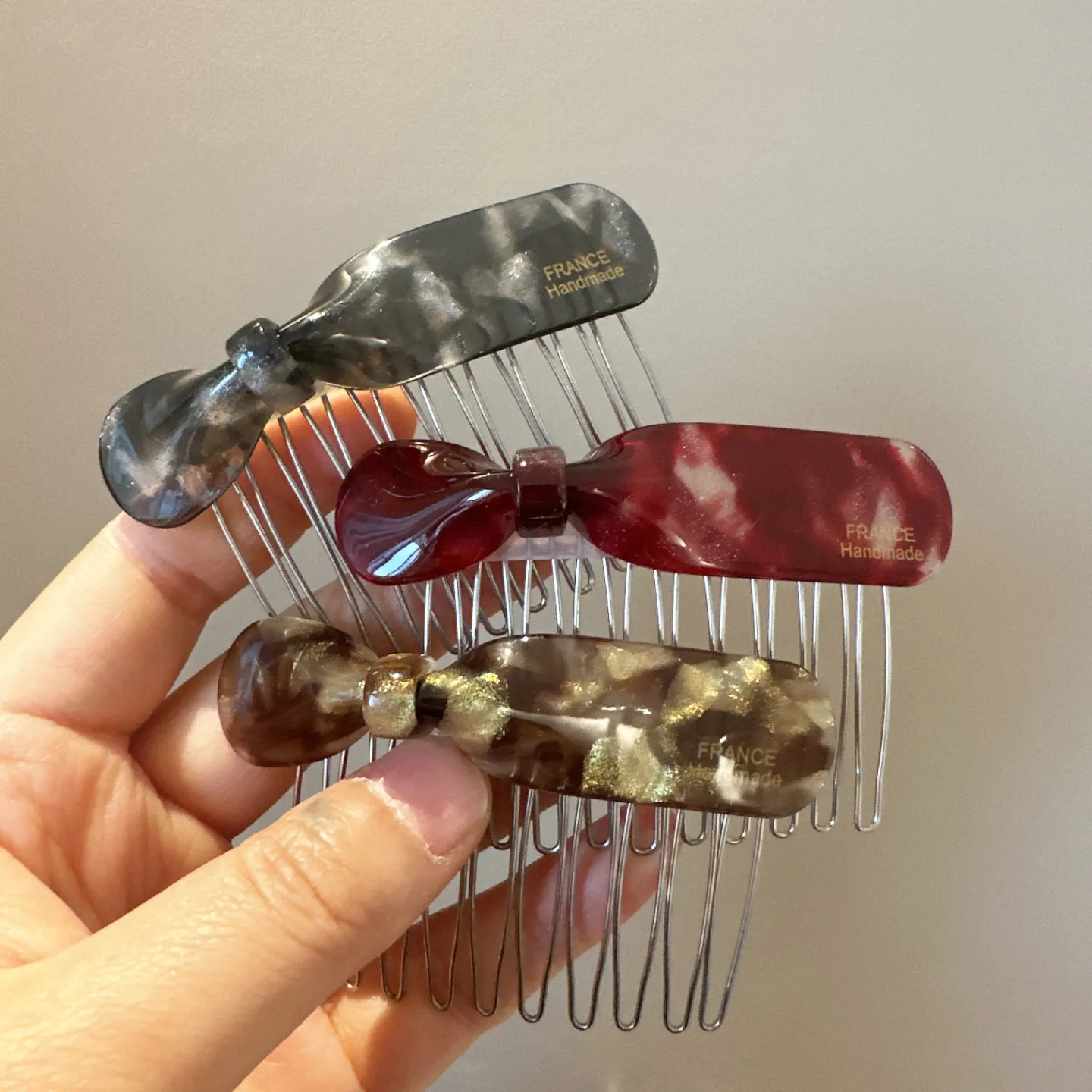 

Acetate Reverse Comb Golden Shimmer Bow Tortoise Shell Pattern Invisible Hair Pin for Women Side Hair Styling Non Slip