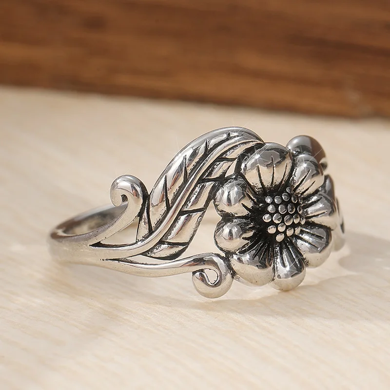 Vintage-Ring für Damen in Silberfarbe mit handgeschnitzten Blumen, geometrischer Schmuck für den Alltag und Partys – Detail 2