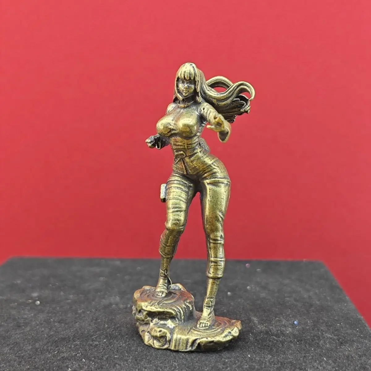 

Antique Brass Female Warrior Statue - Dynamic Pose with Detailed Base, Collectible Mini Sculpture for Desktop Display