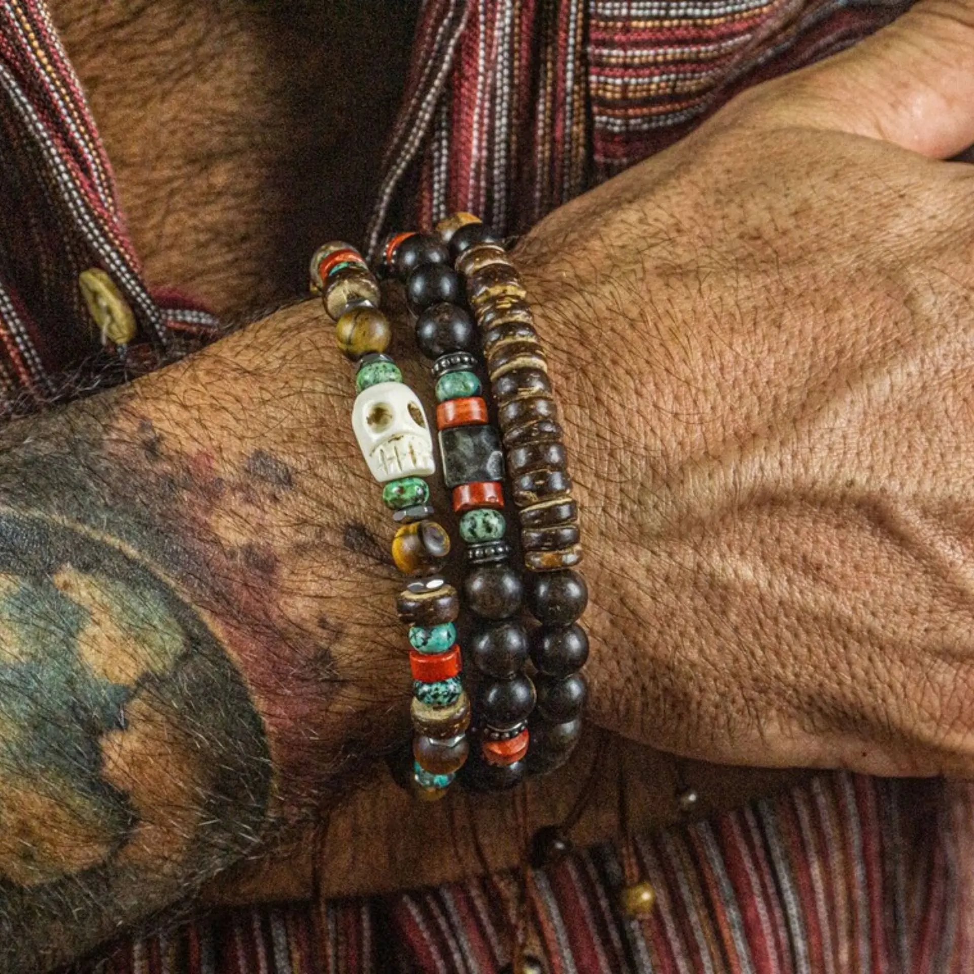 Braccialetto con teschio di perline fatto a mano per uomo bracciale con conchiglia di cocco in pietra di pino stile Vintage regali di gioielli